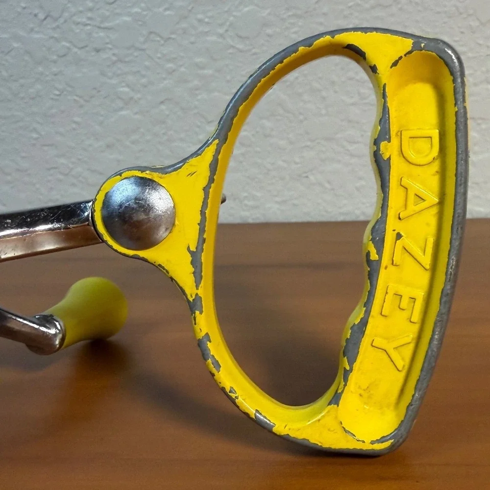 Vintage Dazey Model 810 Hand Crank Egg Beater Yellow Handle St Louis MO Stainles